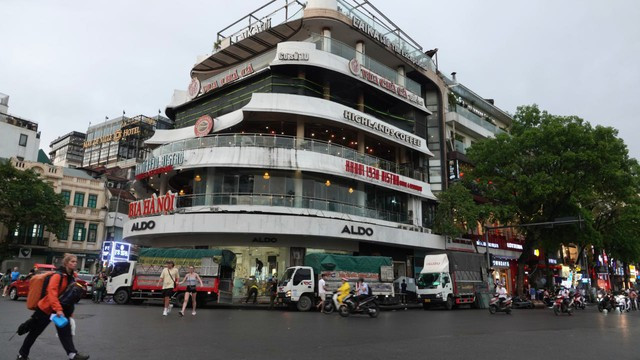 Bắt đầu tháo dỡ tòa nhà Hàm Cá Mập: Chính thức ngừng đón khách, các hộ kinh doanh di dời khỏi mặt bằng- Ảnh 1.