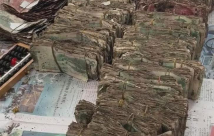 Cụ ông chôn 700 triệu đồng tiền mặt dưới đất, khi con cháu phát hiện ra thì