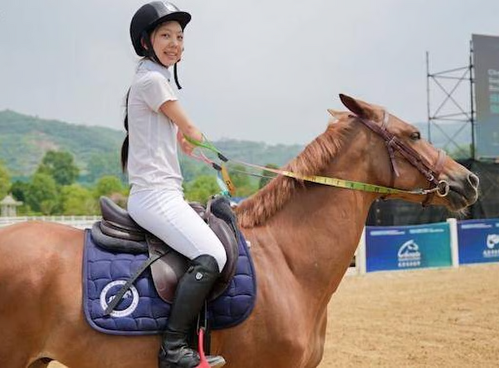 Xu trở thành vận động viên cưỡi ngựa, với nhiều thành tốt trong thi đấu.