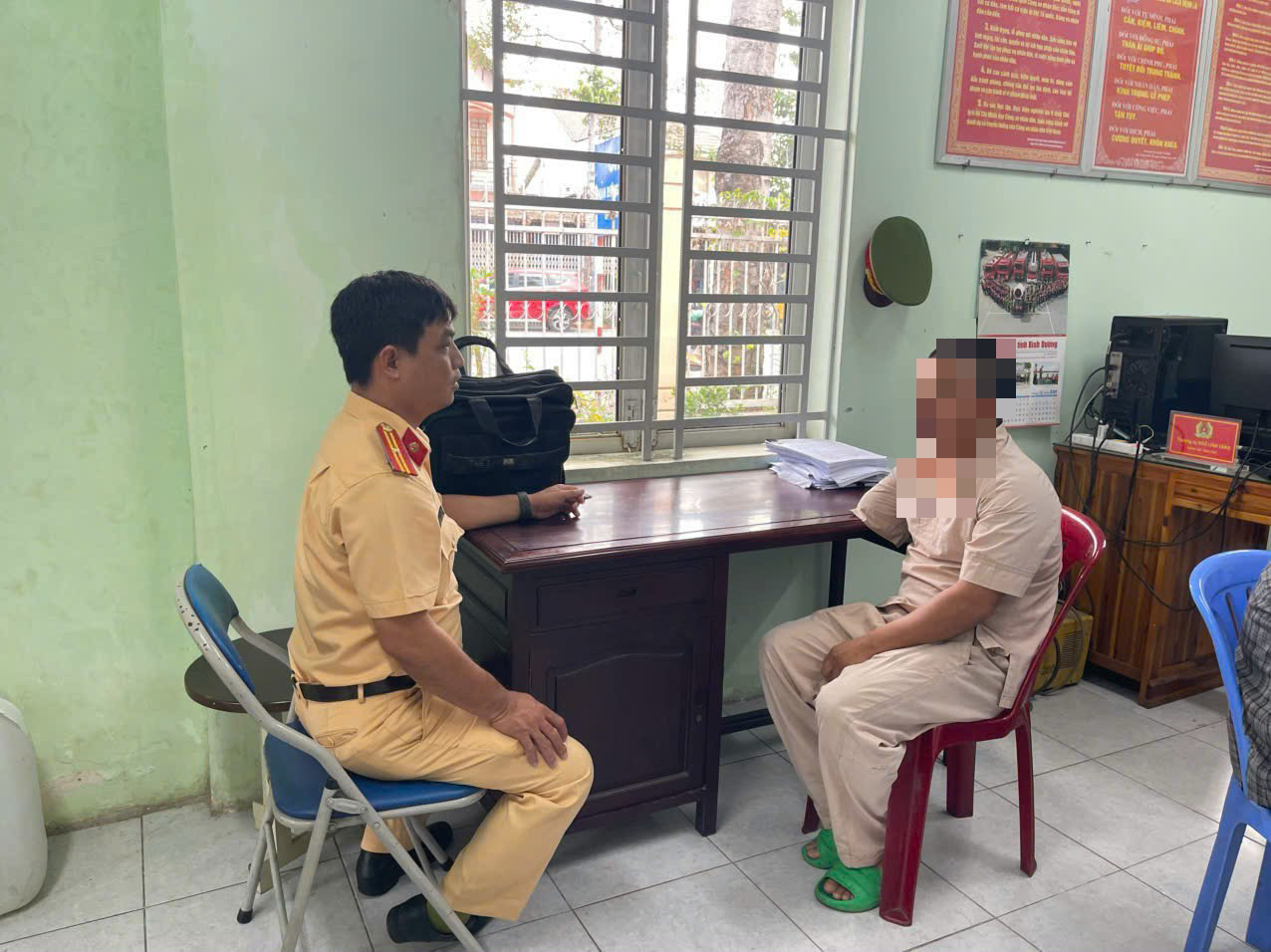 Ngỡ ngàng lời giải thích của người đàn ông khuyết tật chạy xe như diễn xiếc ở Bình Dương - Ảnh 1.