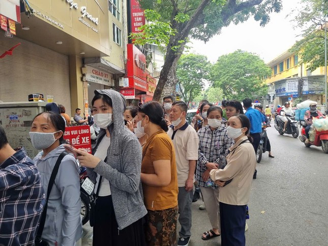 Người mua vàng cãi vã, xếp hàng cả tiếng rồi 'quay vào ô mất lượt' ảnh 1
