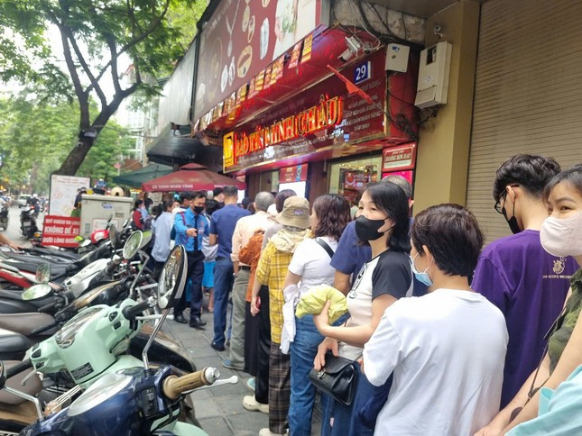 Người mua vàng cãi vã, xếp hàng cả tiếng rồi 'quay vào ô mất lượt' ảnh 2