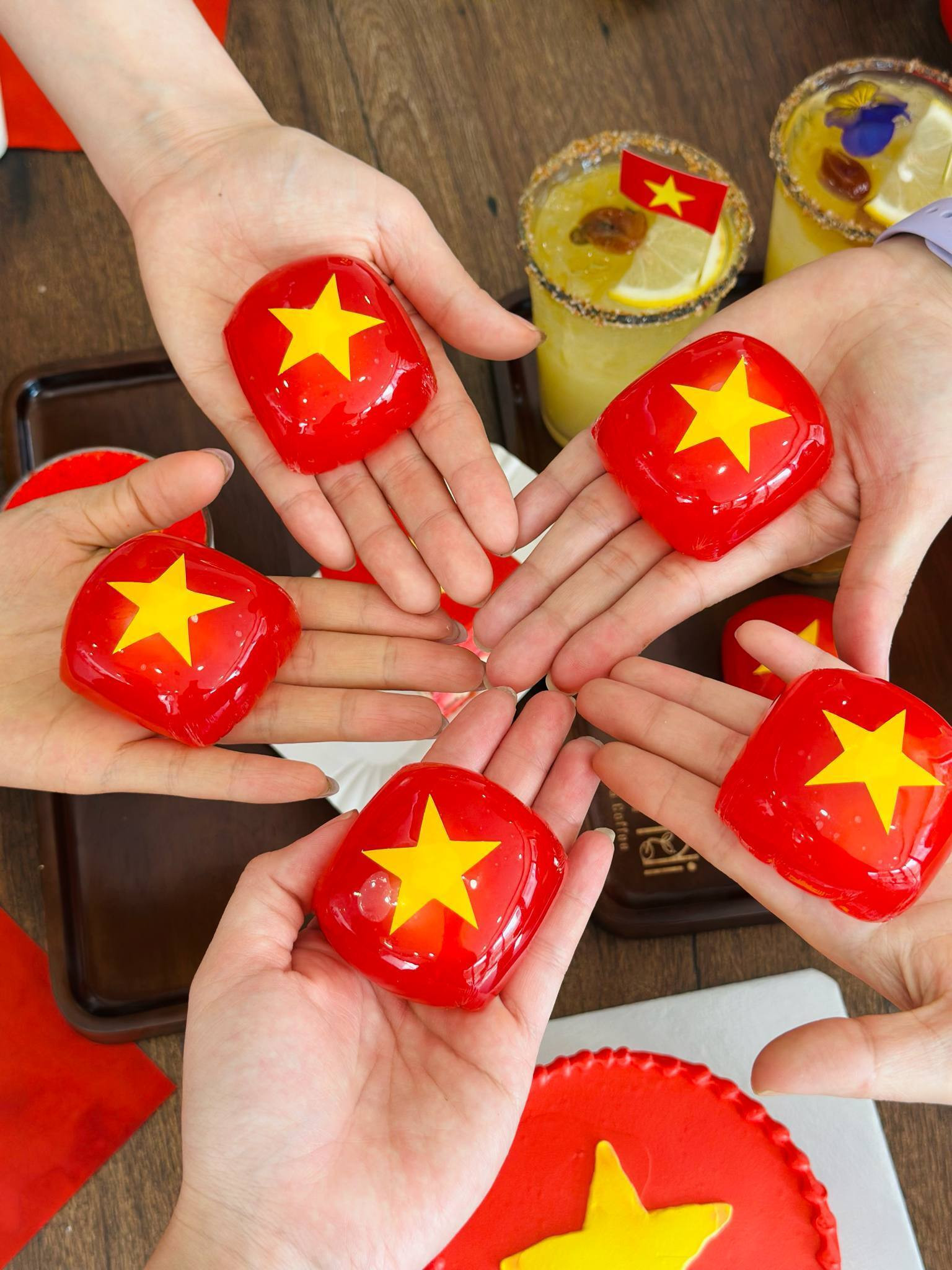 Những chiếc bánh handmade mang đậm tinh thần yêu nước dịp 30/4 - 2