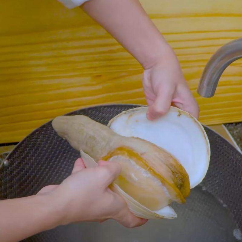 Phương Oanh gây chú ý khi soạn bàn ăn 'fine dining' ốc vòi voi tại gia, cách làm cực dễ tại nhà cho dịp nghỉ lễ 30/4- Ảnh 7.