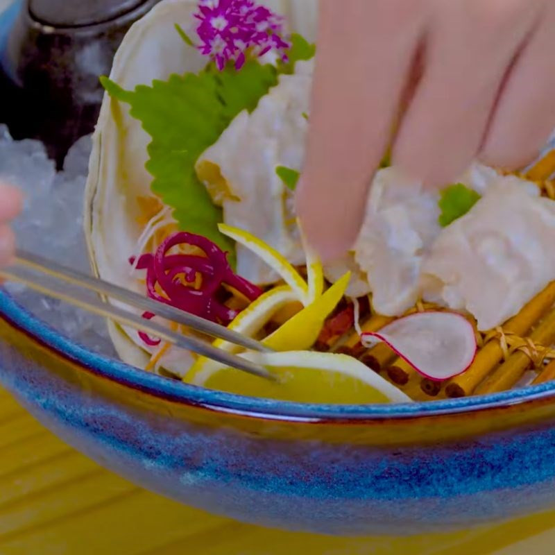 Phương Oanh gây chú ý khi soạn bàn ăn 'fine dining' ốc vòi voi tại gia, cách làm cực dễ tại nhà cho dịp nghỉ lễ 30/4- Ảnh 27.