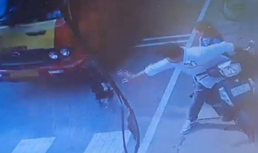 39 triệu người lặng người khi chứng kiến hình ảnh cậu bé lao ra đường khi xe tải đang lao tới, bố ôm đầu phản ứng đầy bất lực- Ảnh 2.