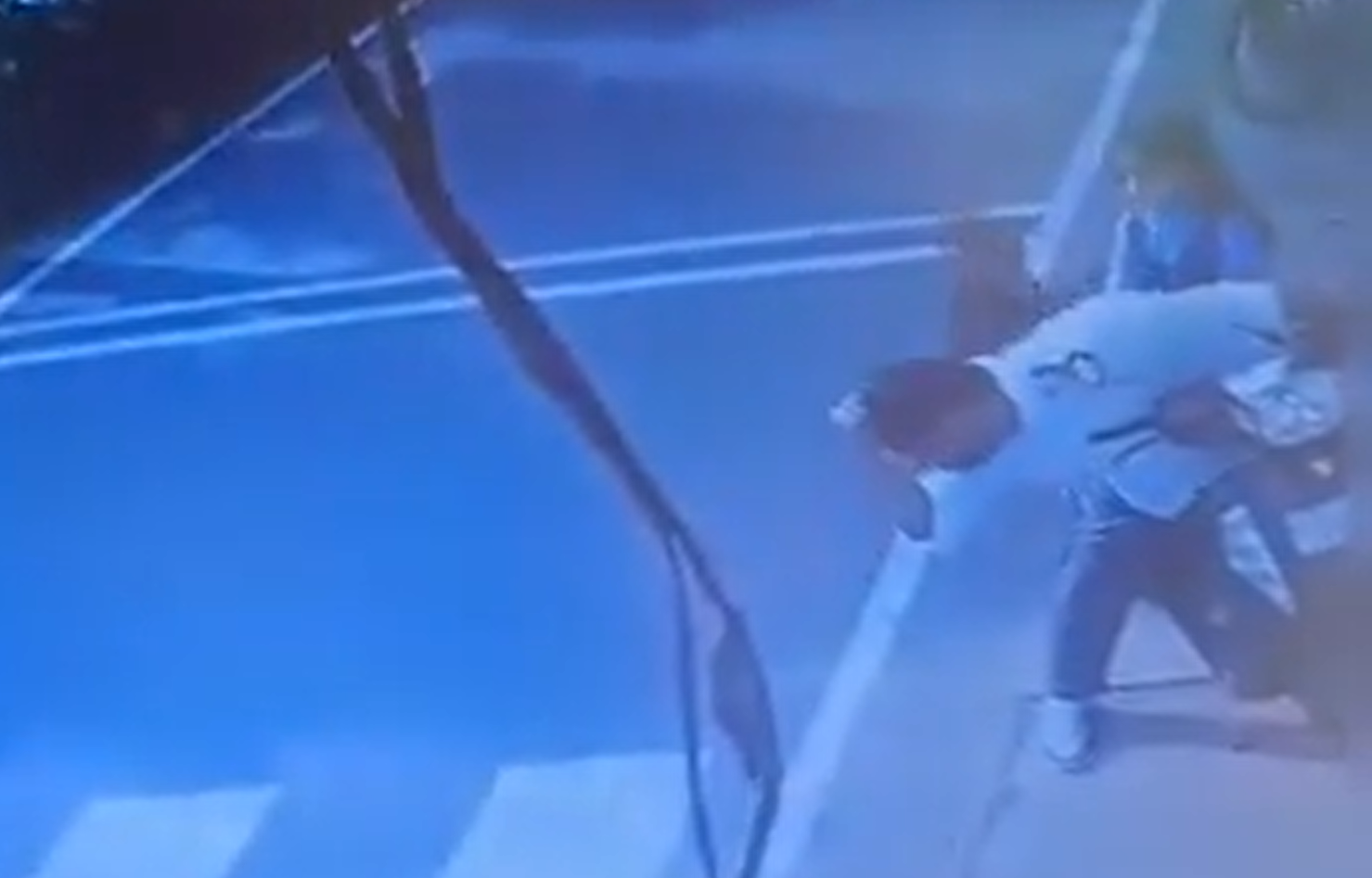 39 triệu người lặng người khi chứng kiến hình ảnh cậu bé lao ra đường khi xe tải đang lao tới, bố ôm đầu phản ứng đầy bất lực- Ảnh 3.