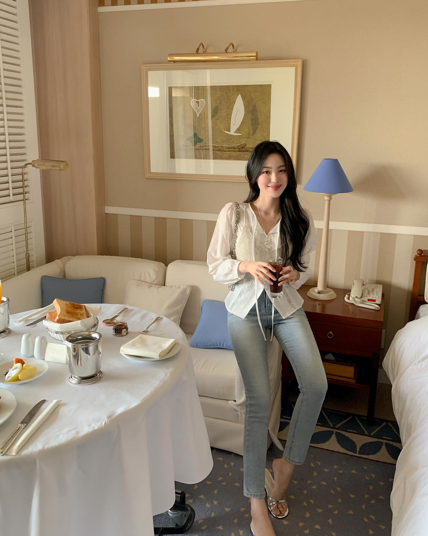 4 mẫu quần jeans thịnh hành nhất mùa hè 2025- Ảnh 1.