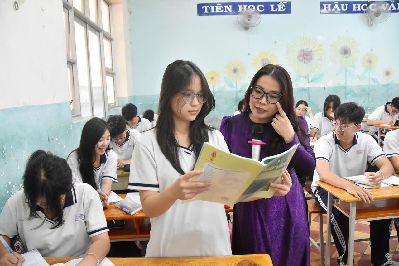 Hơn 1,1 triệu thí sinh đăng ký thi tốt nghiệp THPT: Đề thi đổi mới, đòi hỏi phải tự học và tự đọc - Ảnh 1.