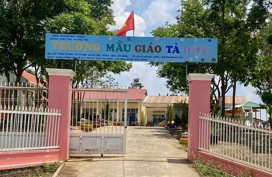 Bé trai tử vong do xích đu trong sân trường đổ đè lên người ảnh 1