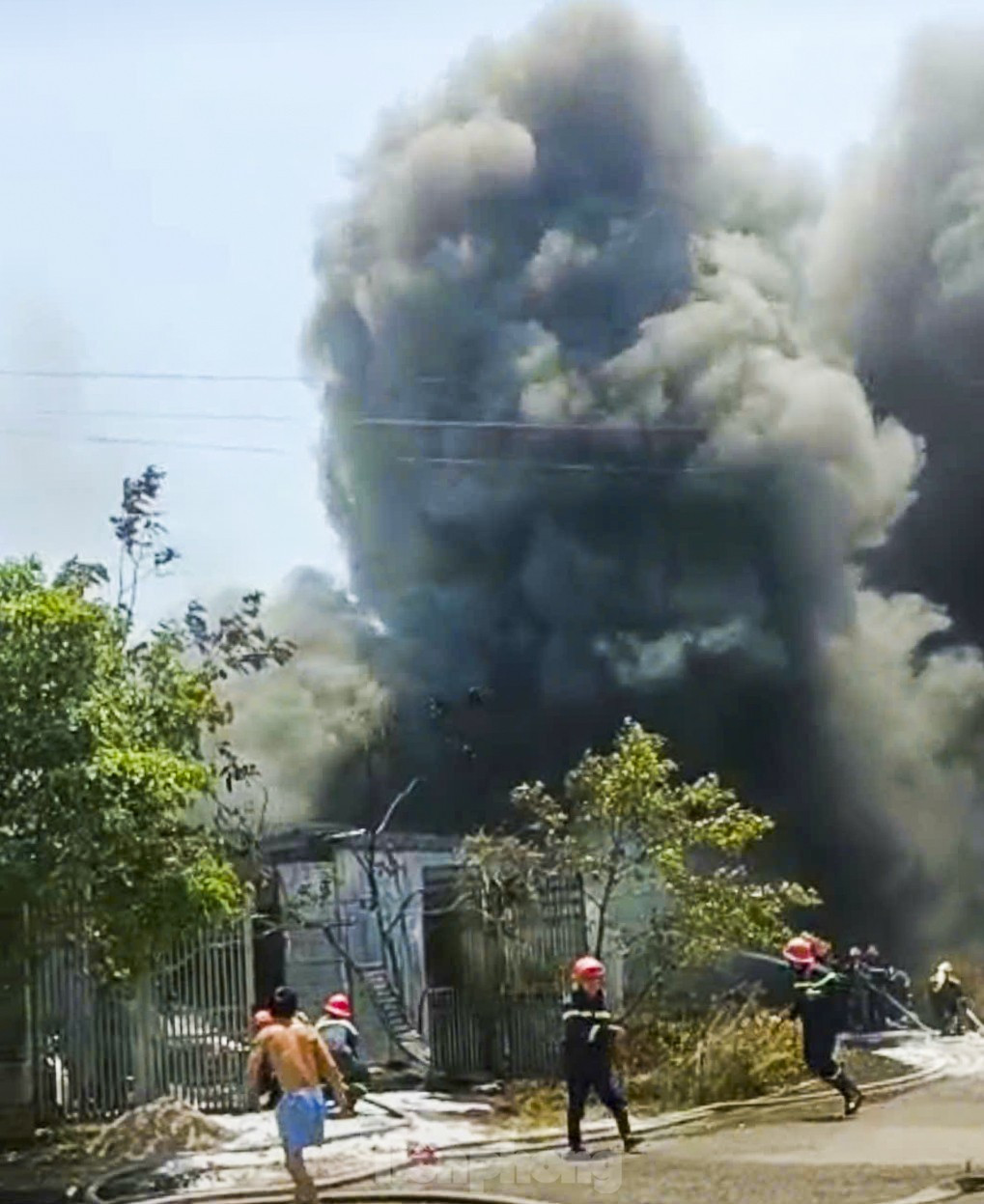 Cháy dữ dội tại biệt thự nhà vườn ở Quy Nhơn, gần 100 người dập lửa ảnh 3