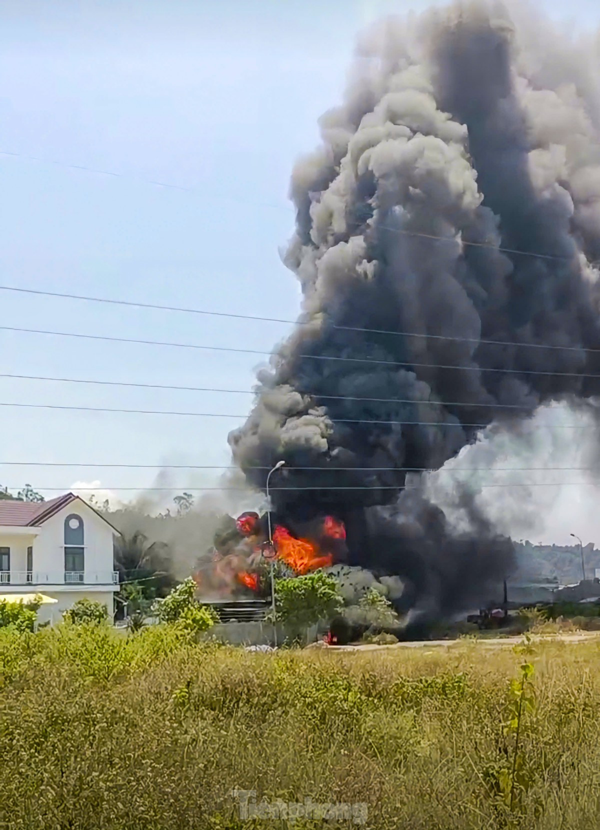 Cháy dữ dội tại biệt thự nhà vườn ở Quy Nhơn, gần 100 người dập lửa ảnh 1