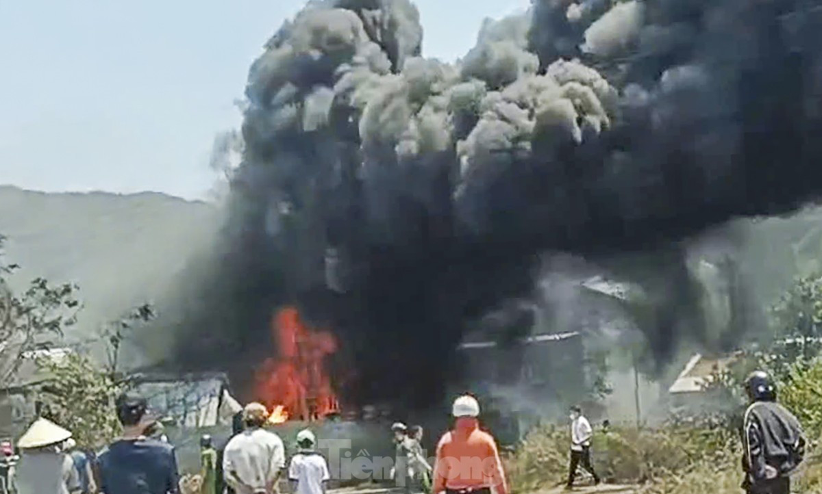 Cháy dữ dội tại biệt thự nhà vườn ở Quy Nhơn, gần 100 người dập lửa ảnh 2