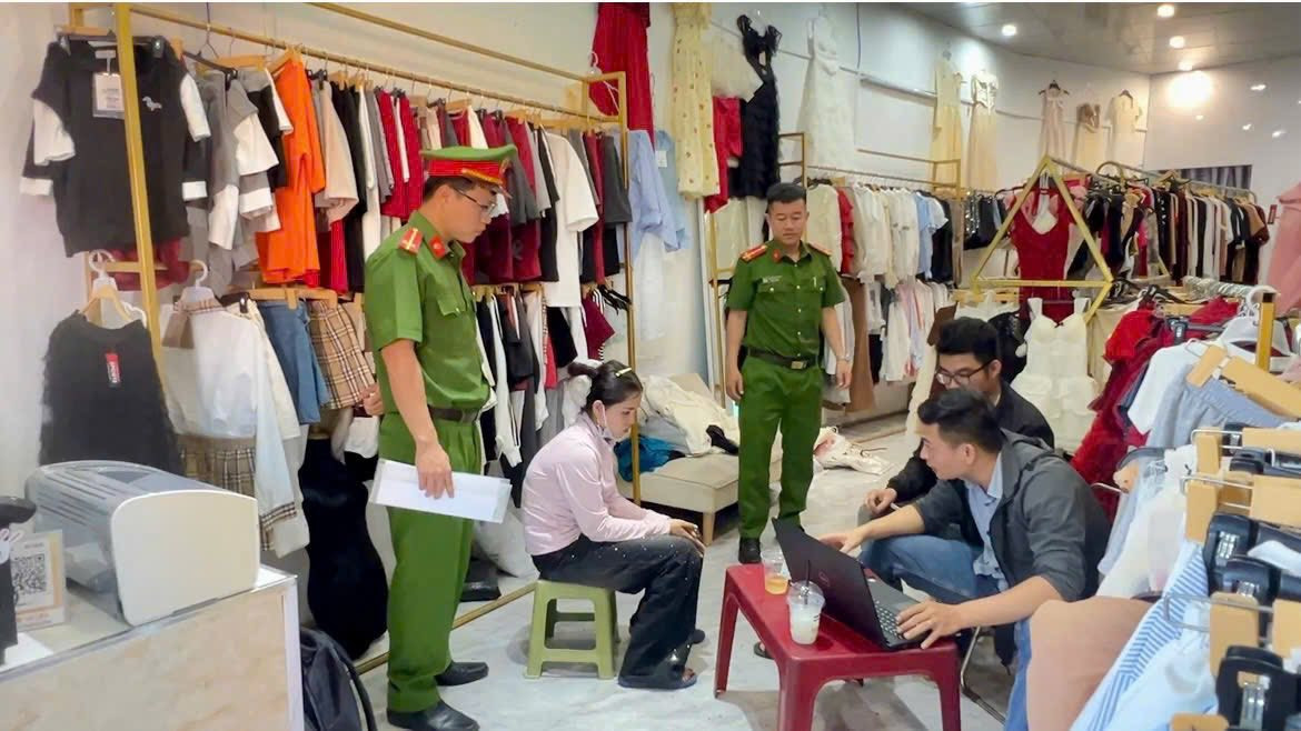 Đường dây bán dâm dưới vỏ bọc shop quần áo- Ảnh 1.