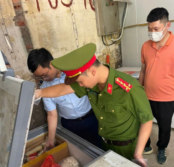 Hà Nội: Tạm giữ hơn 800kg thực phẩm không rõ nguồn gốc- Ảnh 1.