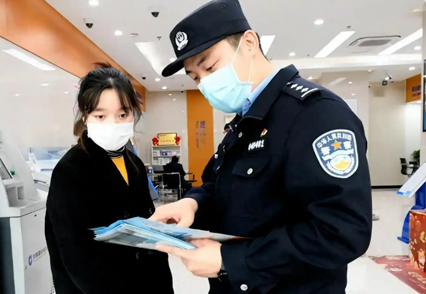 Người phụ nữ gửi tiết kiệm hơn 170 tỷ đồng, 30 phút sau số dư chỉ còn 0, ngân hàng tuyên bố: “Đó là việc của chị”- Ảnh 1.