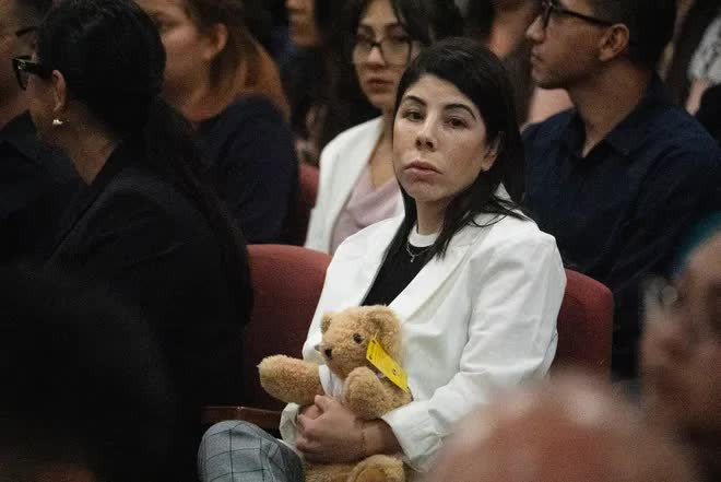 Người phụ nữ ôm sát thủ đã bắn chết anh trai mình và 22 người khác, cả phòng xử án chết lặng khi nghe lý do- Ảnh 2.