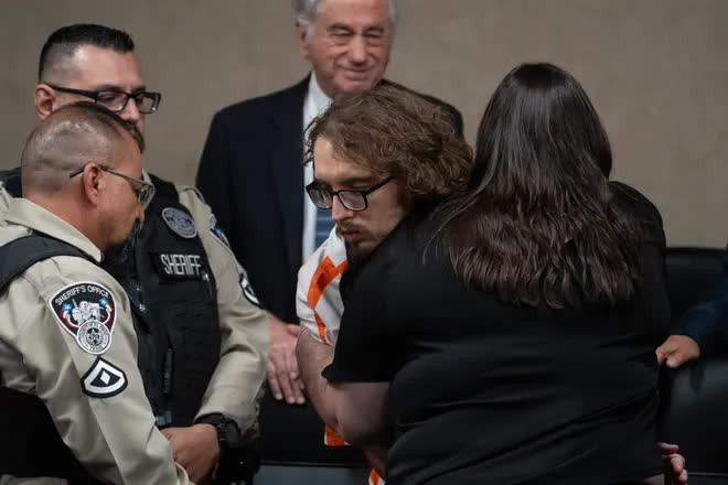 Người phụ nữ ôm sát thủ đã bắn chết anh trai mình và 22 người khác, cả phòng xử án chết lặng khi nghe lý do- Ảnh 1.