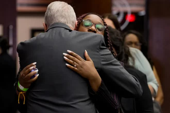 Người phụ nữ ôm sát thủ đã bắn chết anh trai mình và 22 người khác, cả phòng xử án chết lặng khi nghe lý do- Ảnh 3.