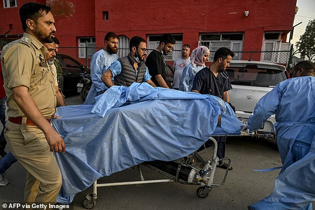 Nóng: Xả súng ngẫu nhiên vào khách du lịch tại khu du lịch nổi tiếng ở Ấn Độ, hàng chục người thiệt mạng- Ảnh 2.