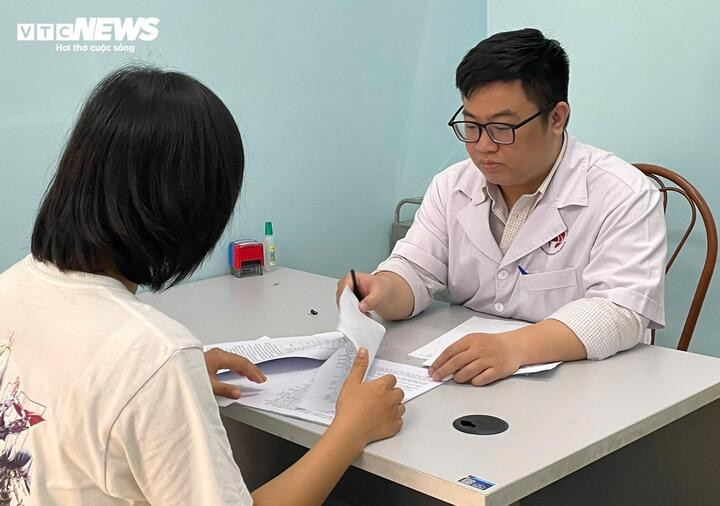 Bác sĩ Dũng tư vấn sức khoẻ cho người bệnh trầm cảm. (Ảnh: Như Loan)