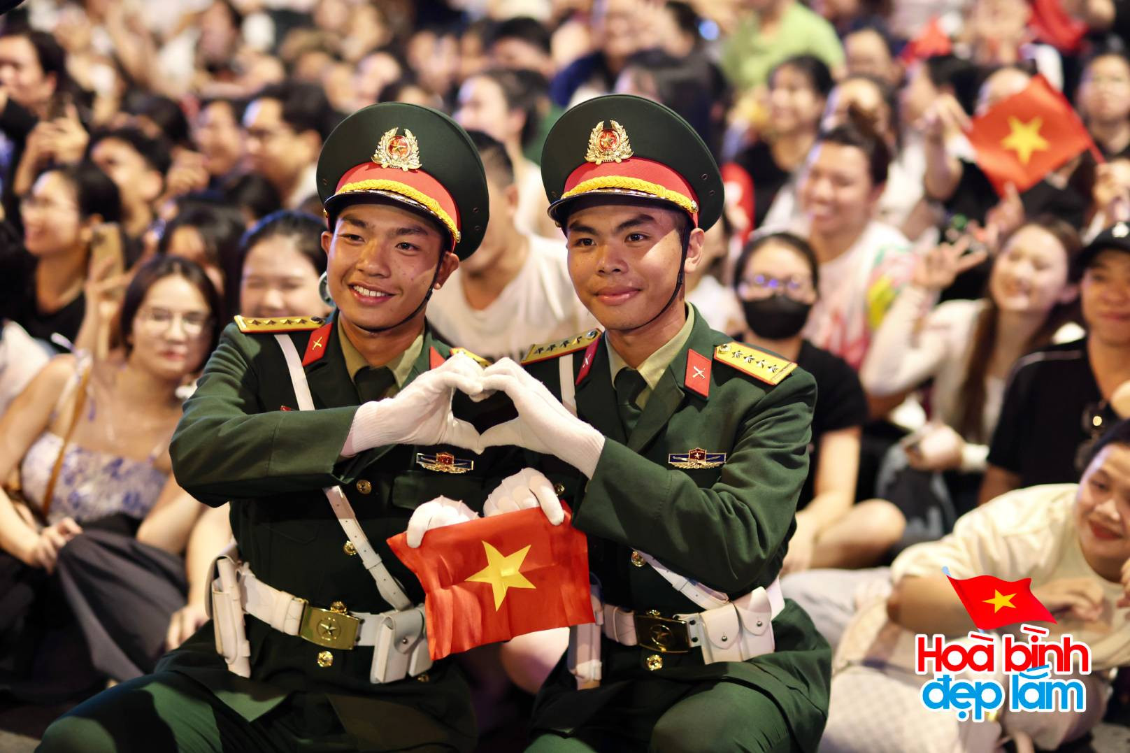Không khí lúc này tại TP.HCM: Người dân và các chiến sĩ vẫy chào nhau, cùng tạo dáng chụp ảnh cực dễ thương!- Ảnh 7.