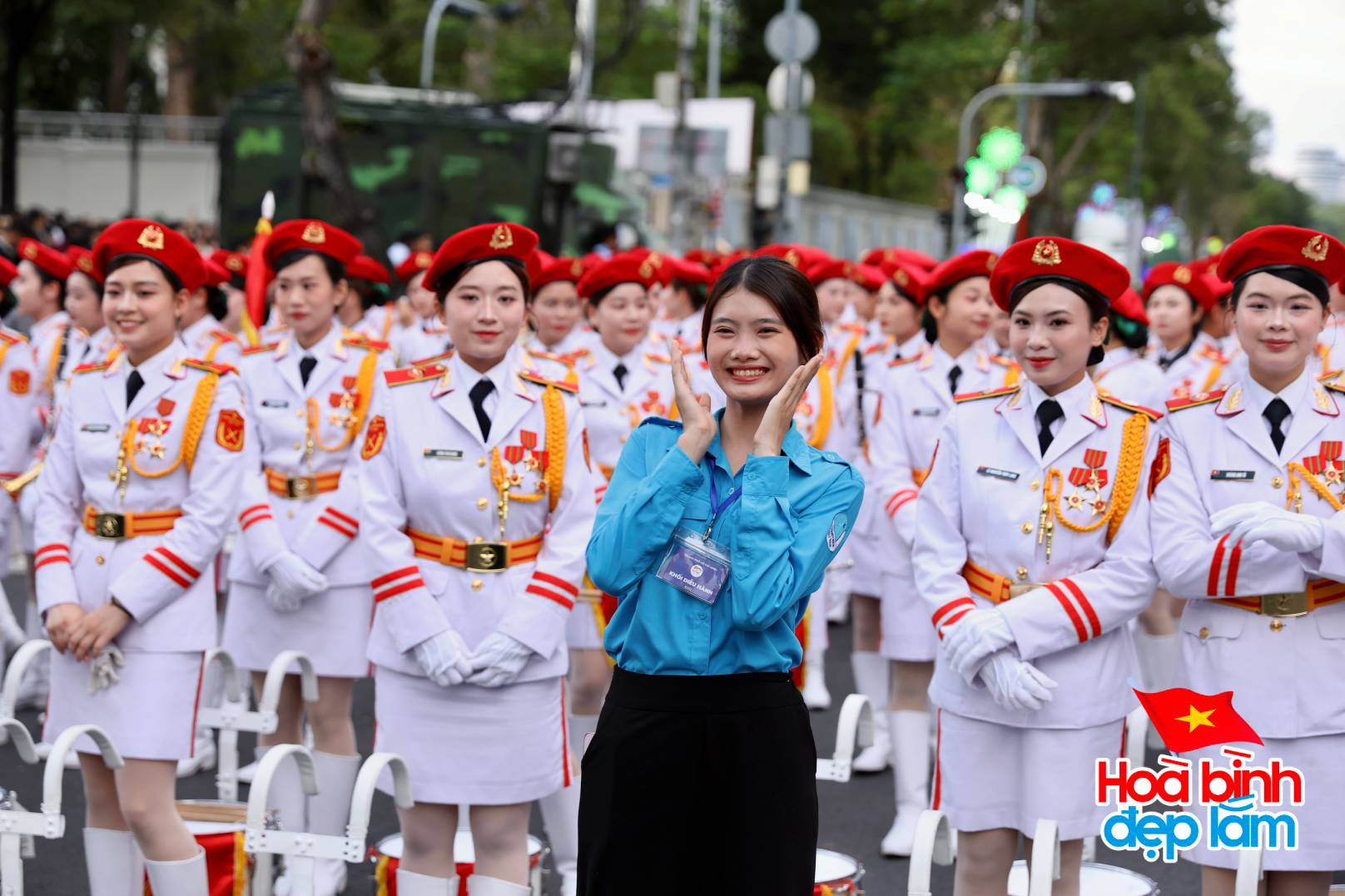Không khí lúc này tại TP.HCM: Người dân và các chiến sĩ vẫy chào nhau, cùng tạo dáng chụp ảnh cực dễ thương!- Ảnh 9.