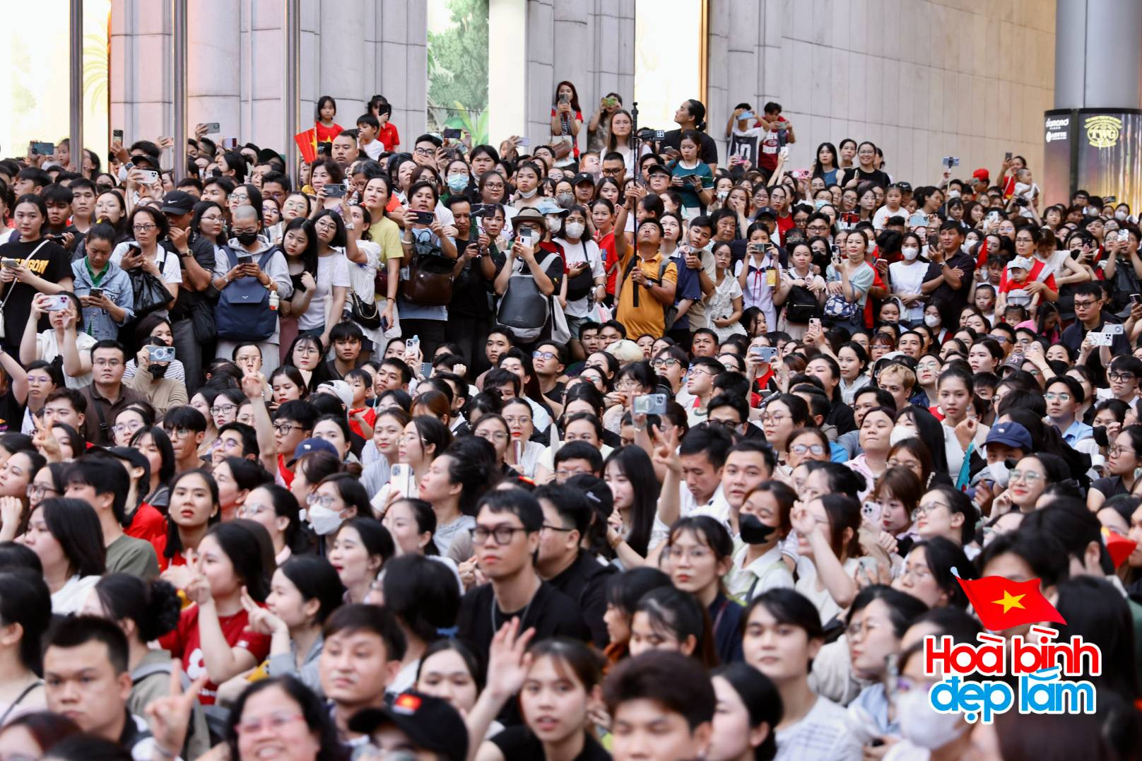 Không khí lúc này tại TP.HCM: Người dân và các chiến sĩ vẫy chào nhau, cùng tạo dáng chụp ảnh cực dễ thương!- Ảnh 3.
