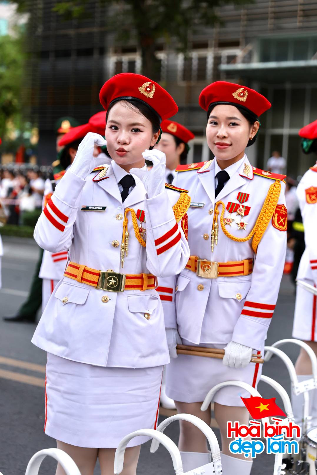 Không khí lúc này tại TP.HCM: Người dân và các chiến sĩ vẫy chào nhau, cùng tạo dáng chụp ảnh cực dễ thương!- Ảnh 10.