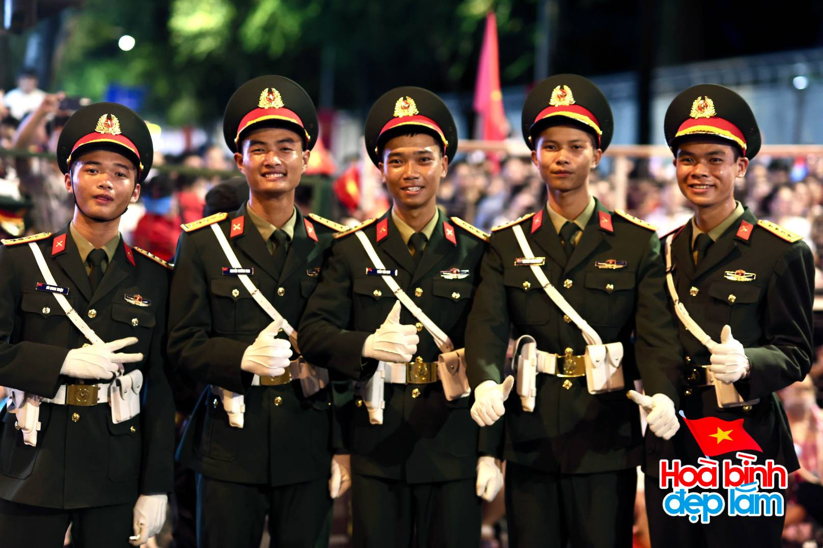 Không khí lúc này tại TP.HCM: Người dân và các chiến sĩ vẫy chào nhau, cùng tạo dáng chụp ảnh cực dễ thương!- Ảnh 8.
