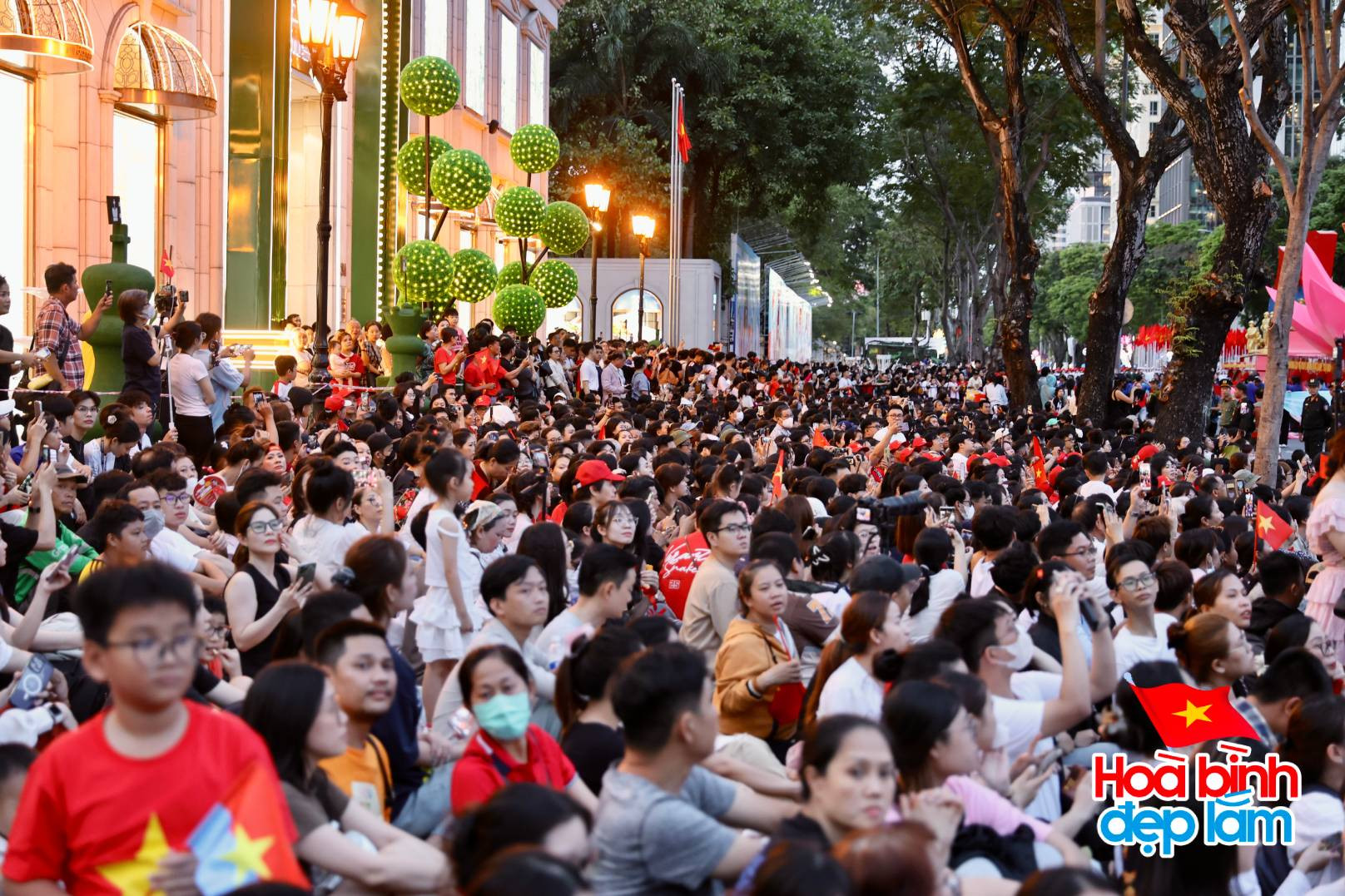 Không khí lúc này tại TP.HCM: Người dân và các chiến sĩ vẫy chào nhau, cùng tạo dáng chụp ảnh cực dễ thương!- Ảnh 4.