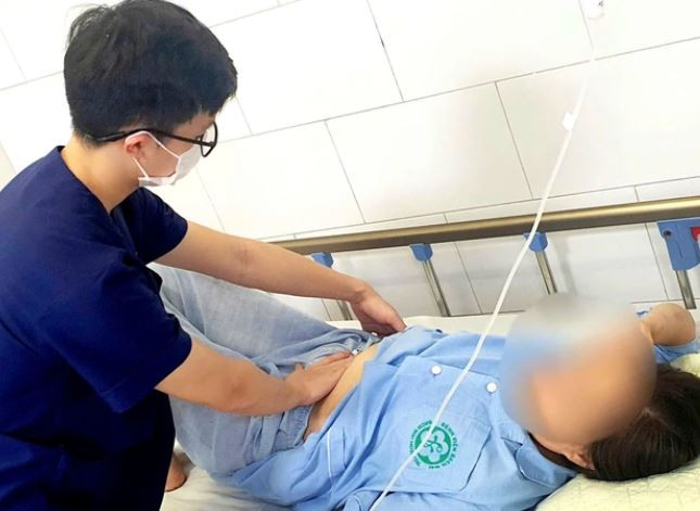 Uống nước me đất hoa đỏ, người phụ nữ 62 tuổi suy thận cấp- Ảnh 2.