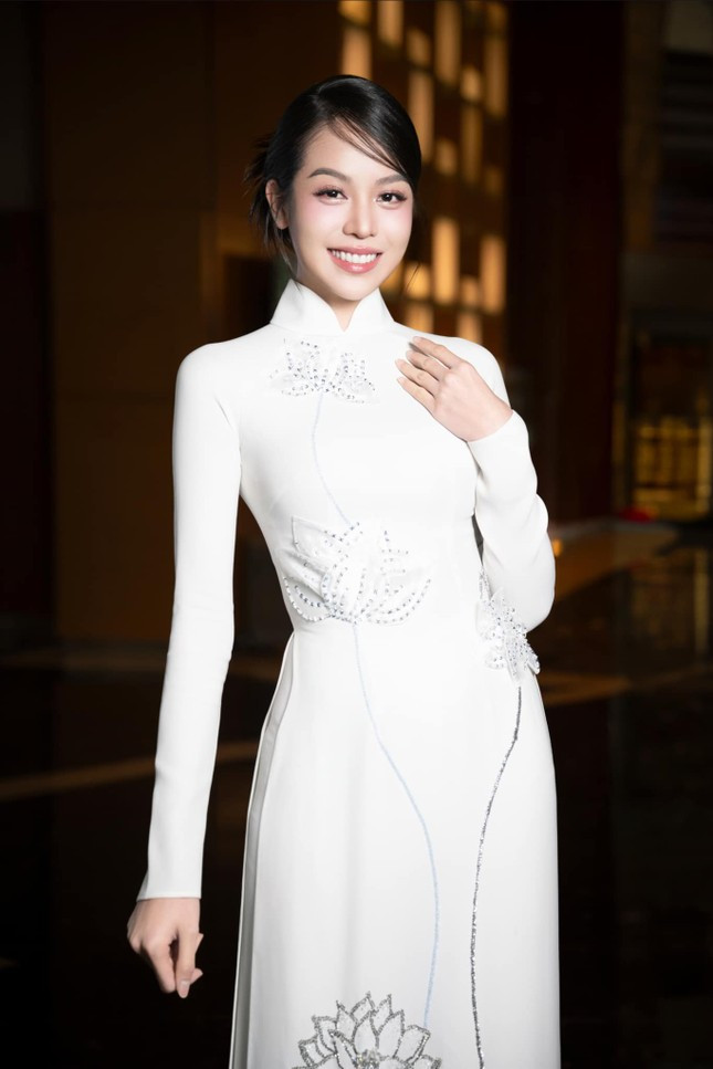 Vẫn là áo dài trắng nhưng Hoa hậu Thanh Thủy luôn thêm một chi tiết tinh tế ảnh 6