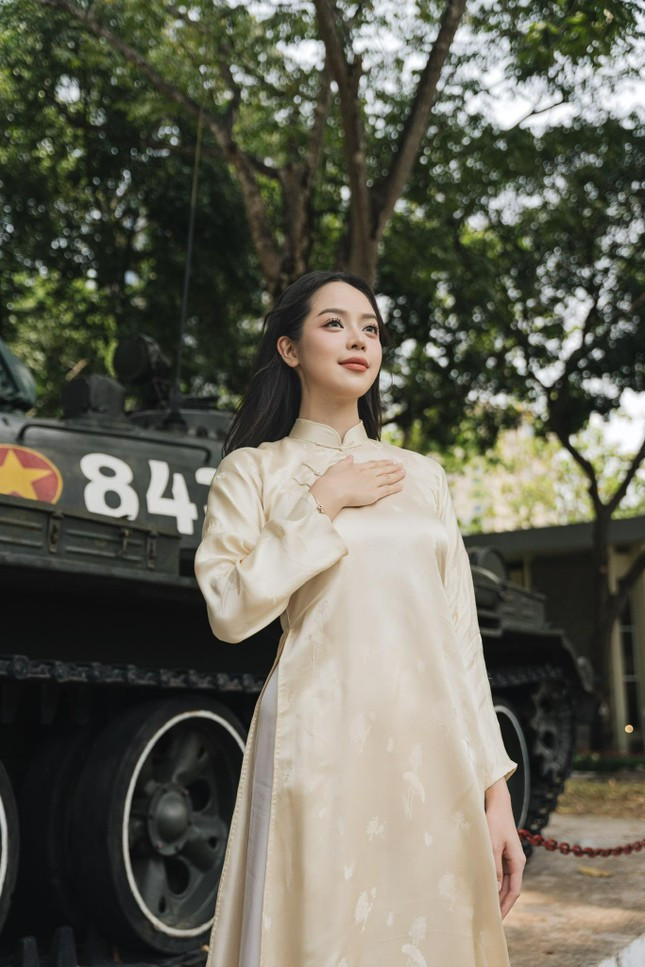 Vẫn là áo dài trắng nhưng Hoa hậu Thanh Thủy luôn thêm một chi tiết tinh tế ảnh 5