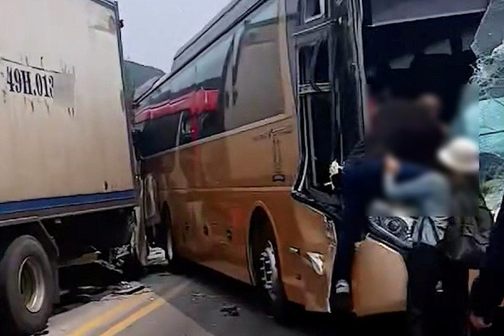 5 ô tô tông liên hoàn trên cao tốc Nội Bài - Lào Cai, tài xế mắc kẹt trong cabin- Ảnh 2.