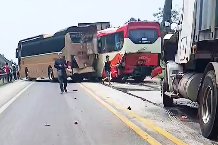 5 ô tô tông liên hoàn trên cao tốc Nội Bài - Lào Cai, tài xế mắc kẹt trong cabin- Ảnh 1.