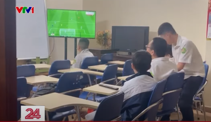 Tổ chức học thêm trong nhà dân. (Ảnh: VTV24)