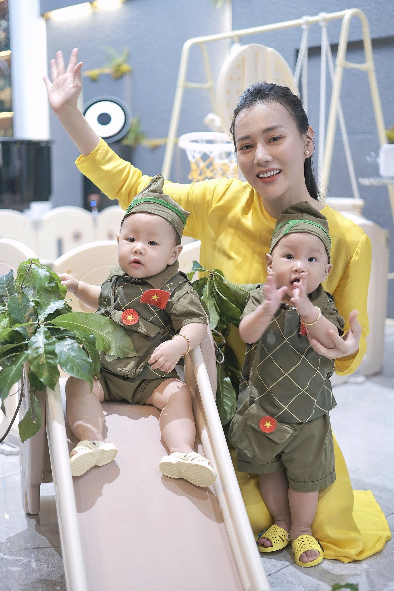 Cặp song sinh nhà Phương Oanh gây sốt với trang phục áo trấn thủ, mũ ca lô- Ảnh 2.