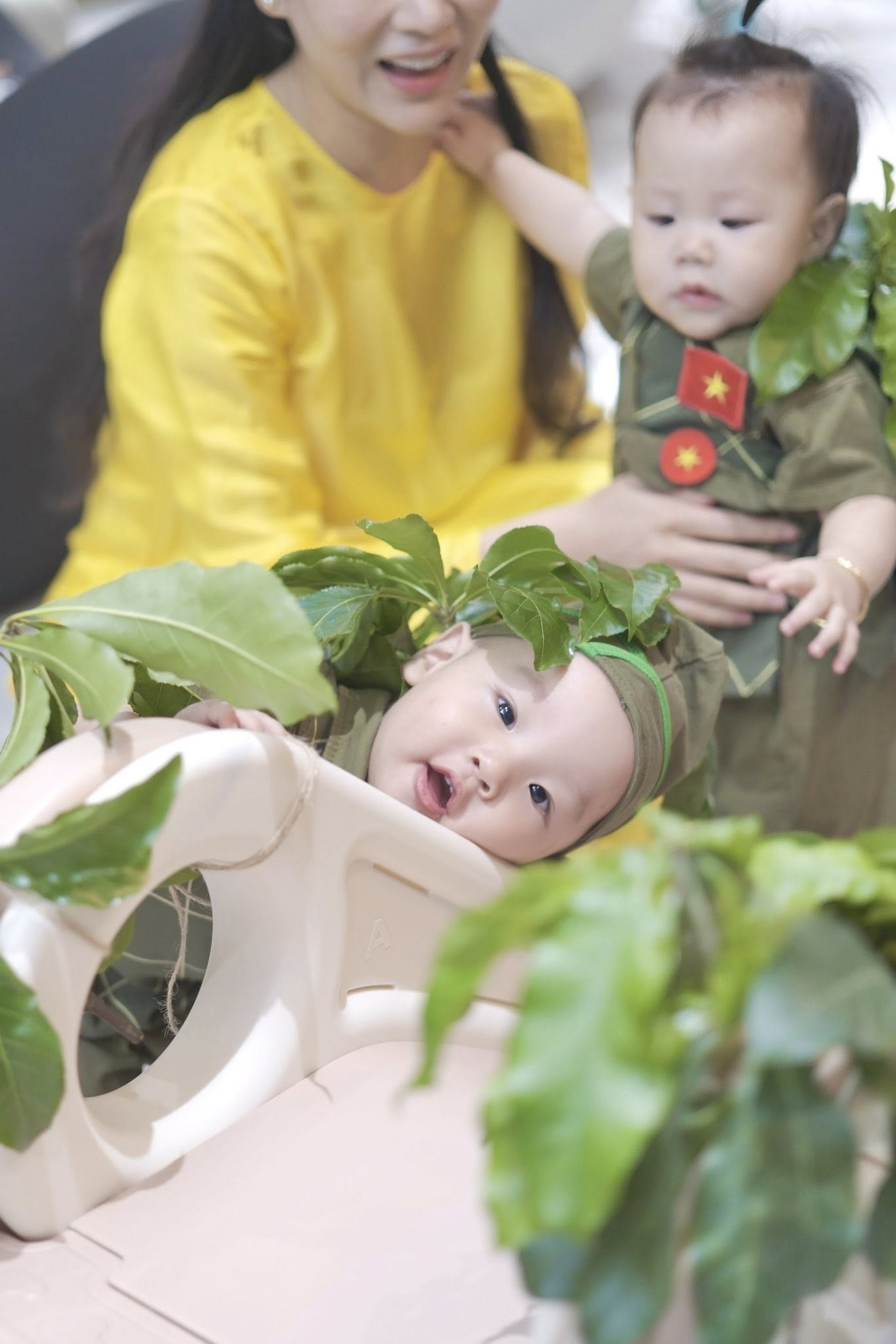 Cặp song sinh nhà Phương Oanh gây sốt với trang phục áo trấn thủ, mũ ca lô- Ảnh 5.