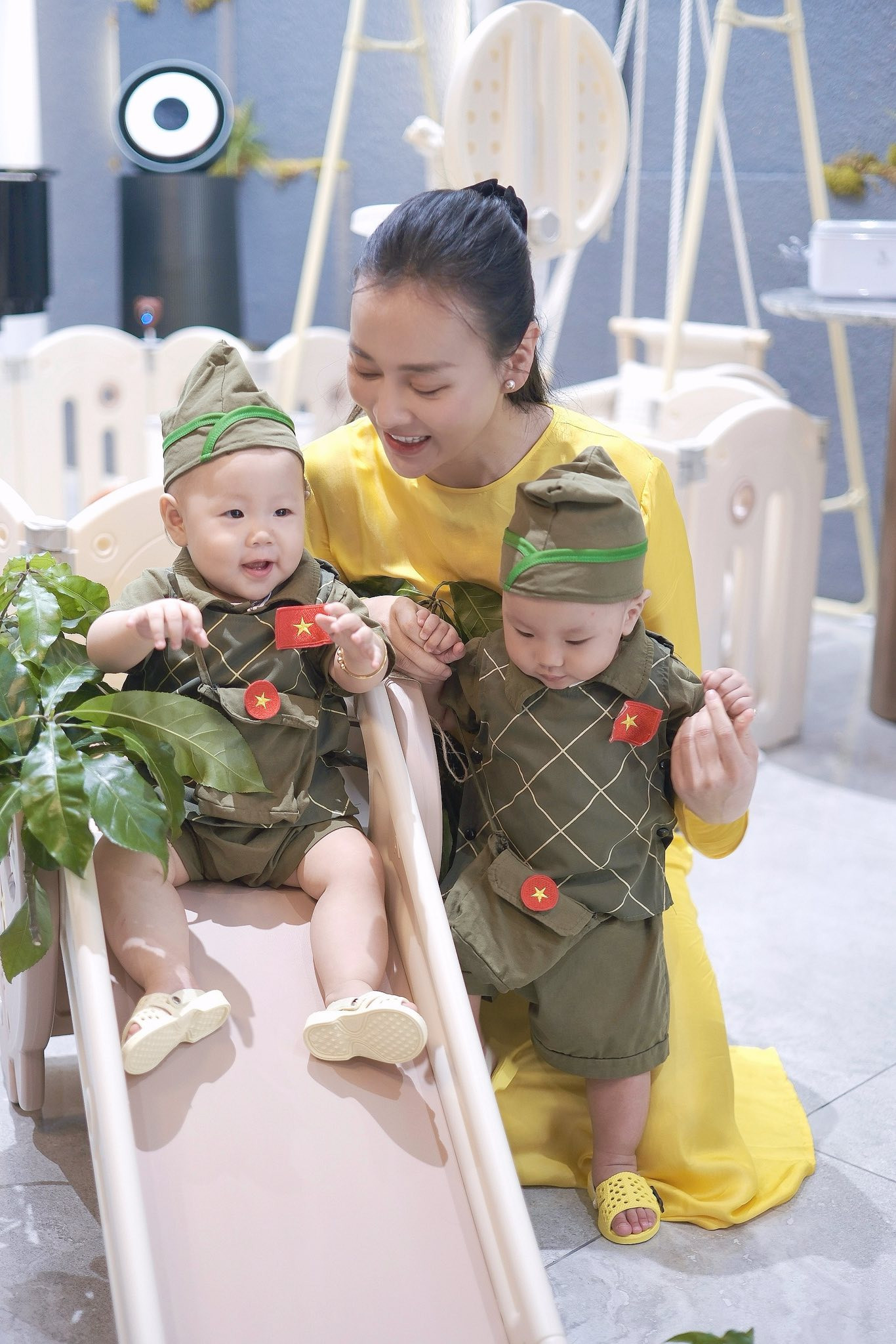 Cặp song sinh nhà Phương Oanh gây sốt với trang phục áo trấn thủ, mũ ca lô- Ảnh 3.