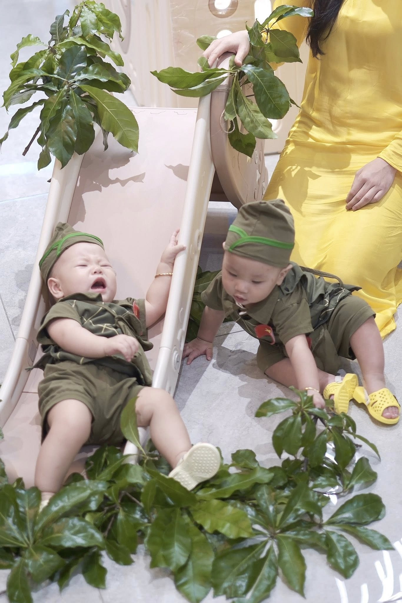 Cặp song sinh nhà Phương Oanh gây sốt với trang phục áo trấn thủ, mũ ca lô- Ảnh 6.