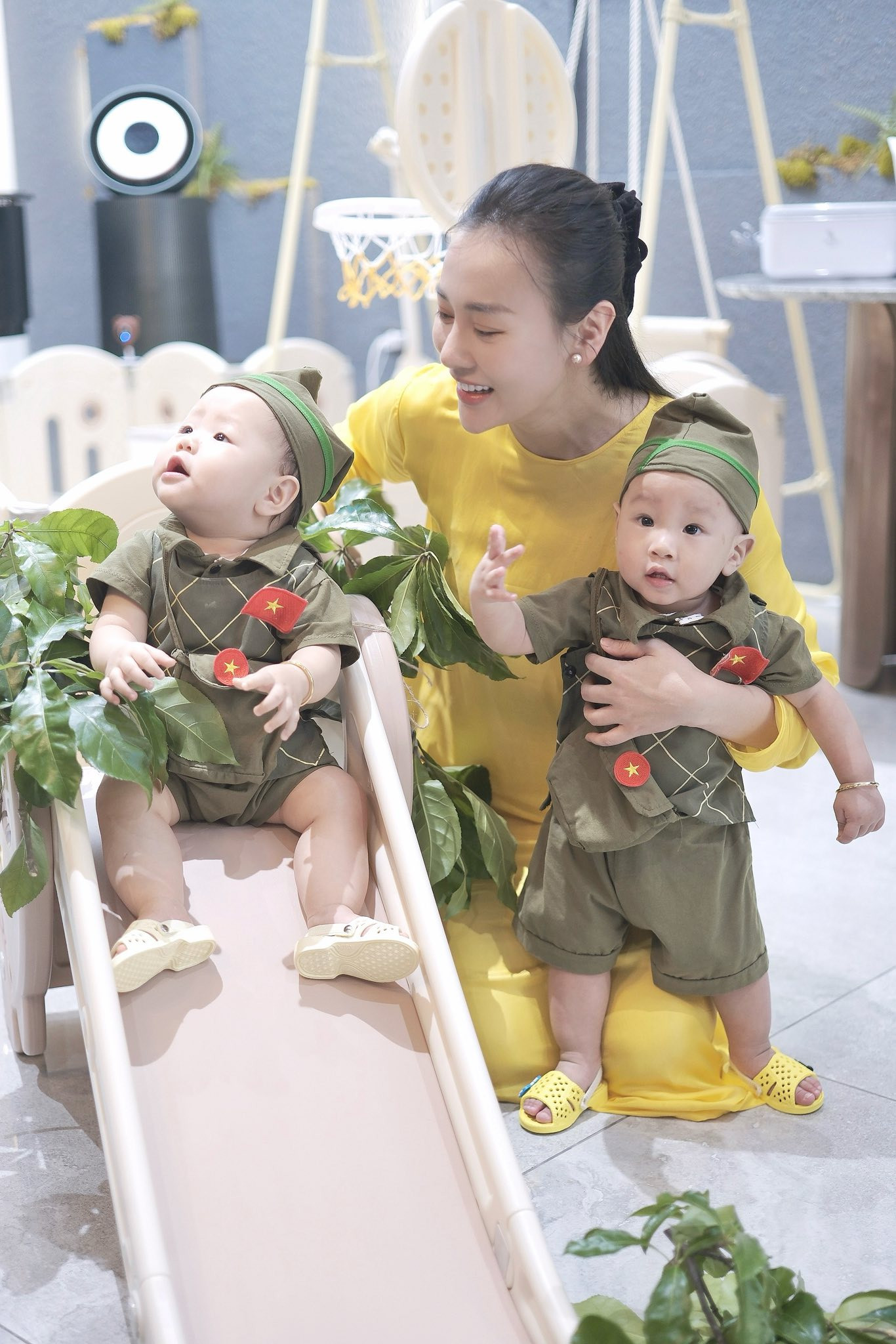 Cặp song sinh nhà Phương Oanh gây sốt với trang phục áo trấn thủ, mũ ca lô- Ảnh 4.