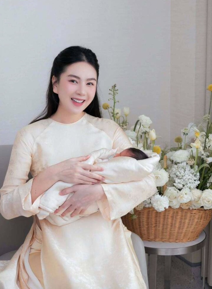 Mai Ngọc hạnh phúc đón con trai đầu lòng.