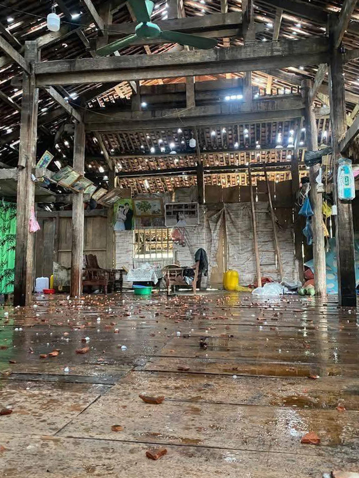 Mưa đá làm thủng mái ngói nhà dân ở huyện Mèo Vạc, Hà Giang.