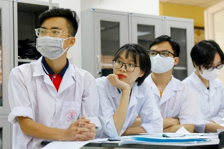 Sinh viên ĐH Y Hà Nội có thể bị kỷ luật nếu mặc áo trễ cổ, váy ngắn, nhuộm tóc. (Ảnh minh hoạ)