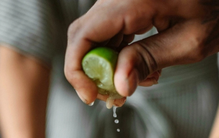 Chuyên gia khuyên không nên nhỏ nước chanh vào mắt để chữa bệnh. (Ảnh: Pexels)