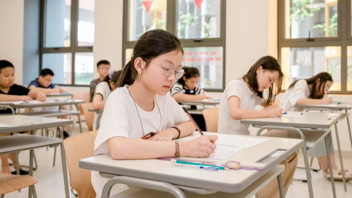 Muốn con vào trường chất lượng cao, nhiều phụ huynh bất chấp đến các lớp dạy thêm, học thêm tự phát, sai quy định. (Ảnh minh hoạ)