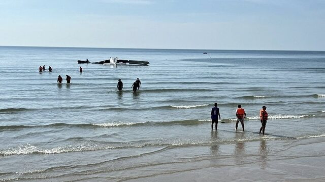 Clip toàn cảnh quay lại khoảnh khắc máy bay Thái Lan rơi thẳng xuống biển khiến tất cả thiệt mạng- Ảnh 1.