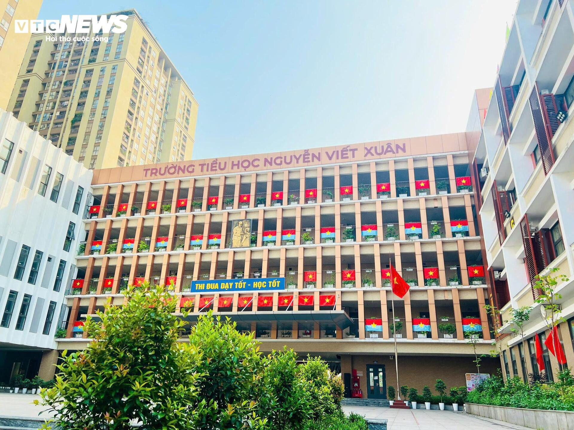 Cờ Tổ quốc nhuộm thắm từng góc phố, toà nhà những ngày tháng Tư lịch sử - 5