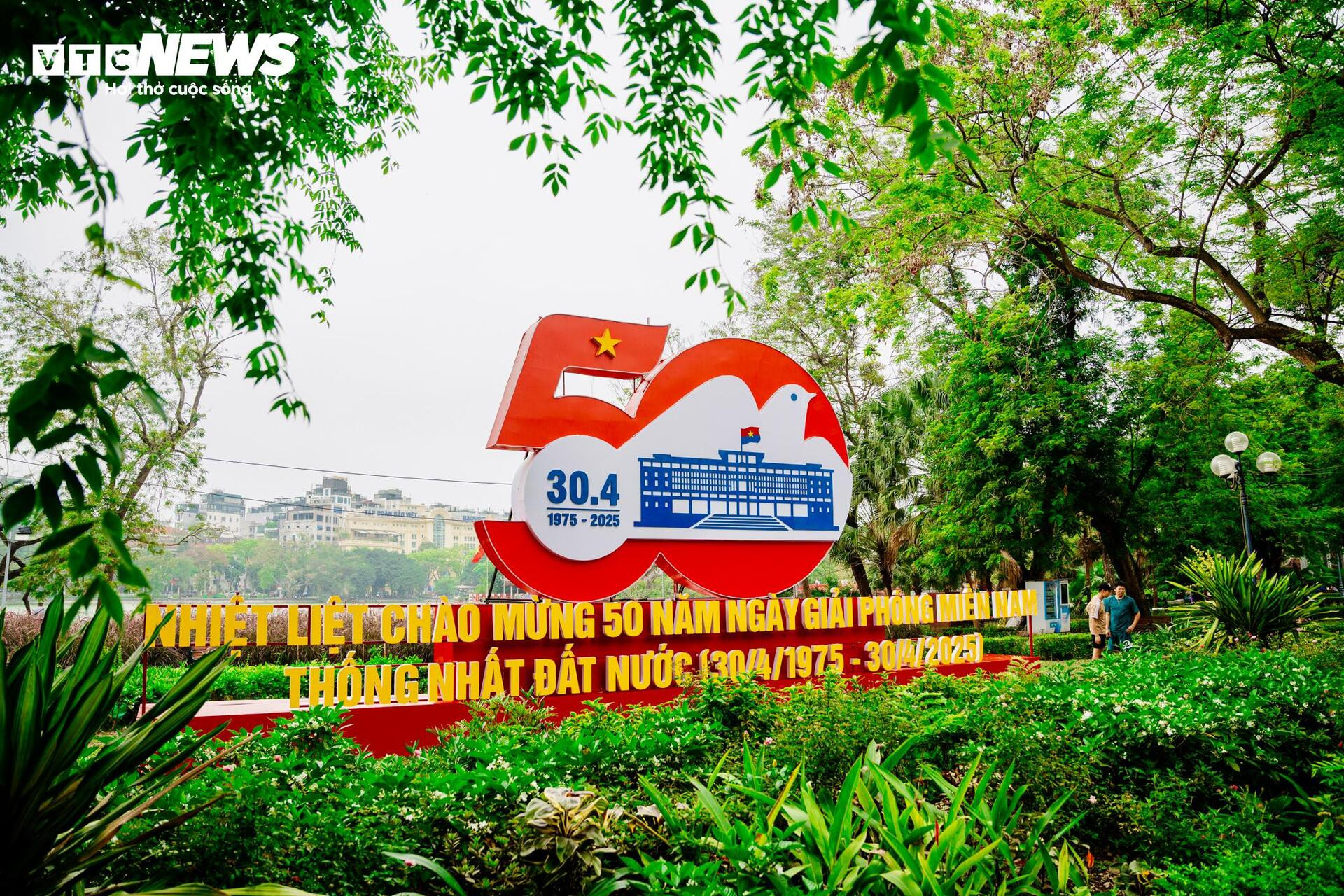 Cờ Tổ quốc nhuộm thắm từng góc phố, toà nhà những ngày tháng Tư lịch sử - 13